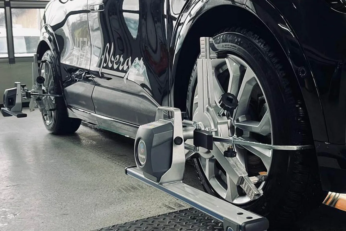 Reifenwechsler überprüft den Zustand der neuen Reifen im Lager